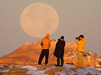 About people looking at the Moon.../    ...